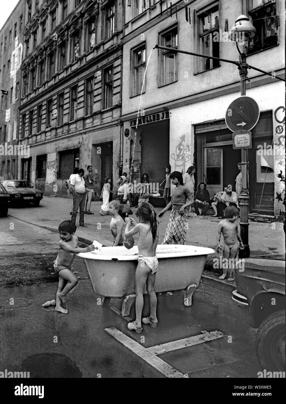 Eingereicht - 01. Januar 1982, Berlin: Berliner Bezirke/Kreuzberg/5.6.1982 Cuvrystrasse. Bewohner haben eine Kreuzberg Badehaus: eine alte Badewanne, einen gartenschlauch auf die Laterne gebaut. Ein großer Spaß für die Kinder. //Gehäuse/Sommer/Armut/Foto: Paul Glaser/dpa-Zentralbild/ZB Stockfoto