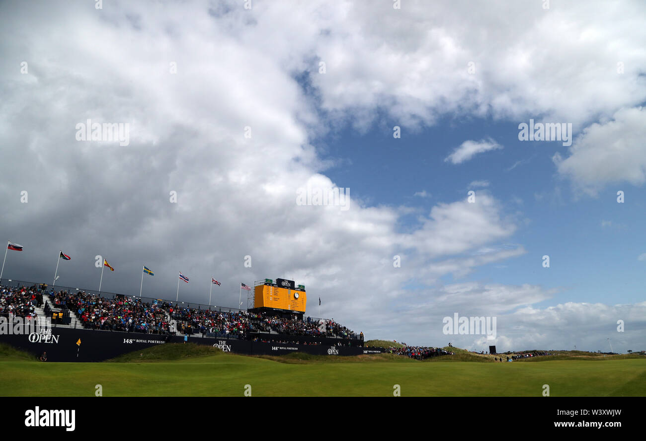 Eine allgemeine Ansicht des 18 Grün während des Tages eine der Open Championship 2019 im Royal Portrush Golf Club. Stockfoto