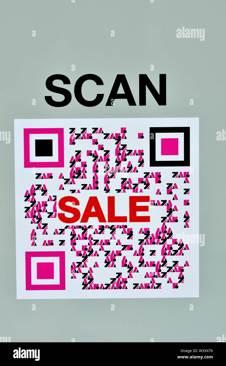 London, England, UK. QR-Code auf einen Shop bei einem Verkauf, können mit einem Mobiltelefon Zugang zu Informationen gescannt werden. Stockfoto