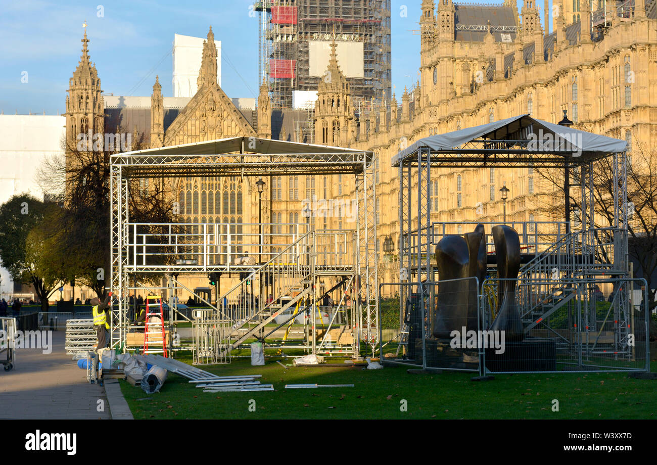 London, England, UK. Einrichten der TV-Türmen auf College Green, Westminster, für Live Nachrichten während Brexit Debatten, 2019 Stockfoto