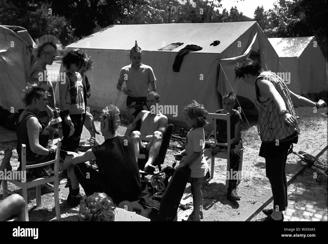 Eingereicht - 01. Januar 1983, Berlin: Berlin-Bezirke/Kreuzberg/7/1983 In Berlin viele der besetzten Häusern evakuiert werden, einschließlich der von diesen Punker. Sie Camping am Mariannenplatz in Protest. Körperpflege ist in Großbuchstaben geschrieben. Jeden Tag neue Farbe für das Haar//Jugend/Hausbesetzer/Hausbesetzer/Apartment/Politik/Bezirke/Punks/punk Foto: Paul Glaser/dpa-Zentralbild/ZB Stockfoto