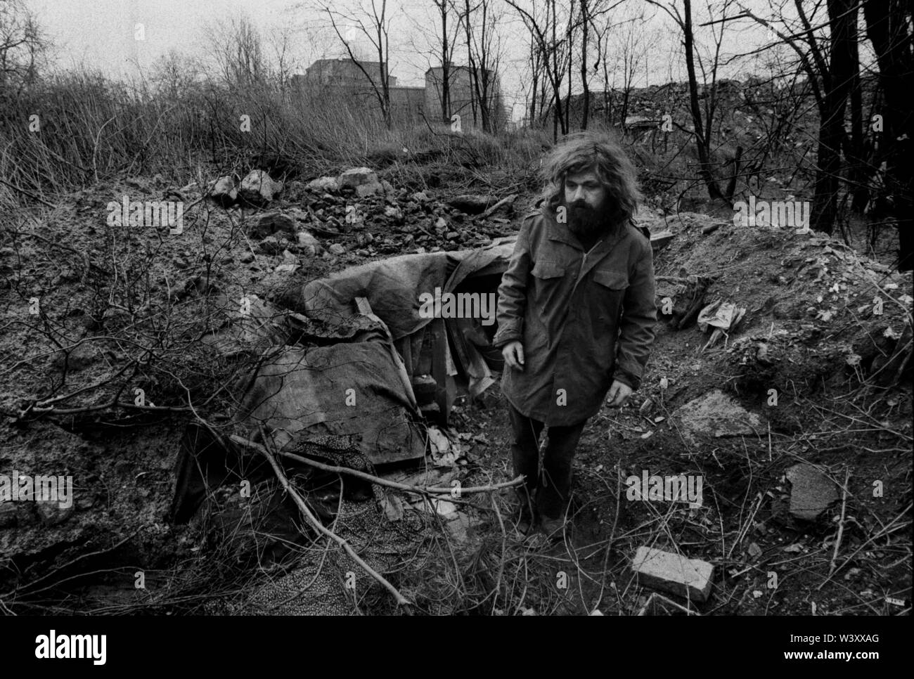 Eingereicht - 01. Januar 1979, Berlin: Berlin-Bezirke/Tiergarten/1/1983 einen Obdachlosen und baute sich eine unterirdische Höhle in den Tiergarten. //Armut/Gehäuse/Obdachlose/Soziales/Gesellschaft Foto: Paul Glaser/dpa-Zentralbild/ZB Stockfoto