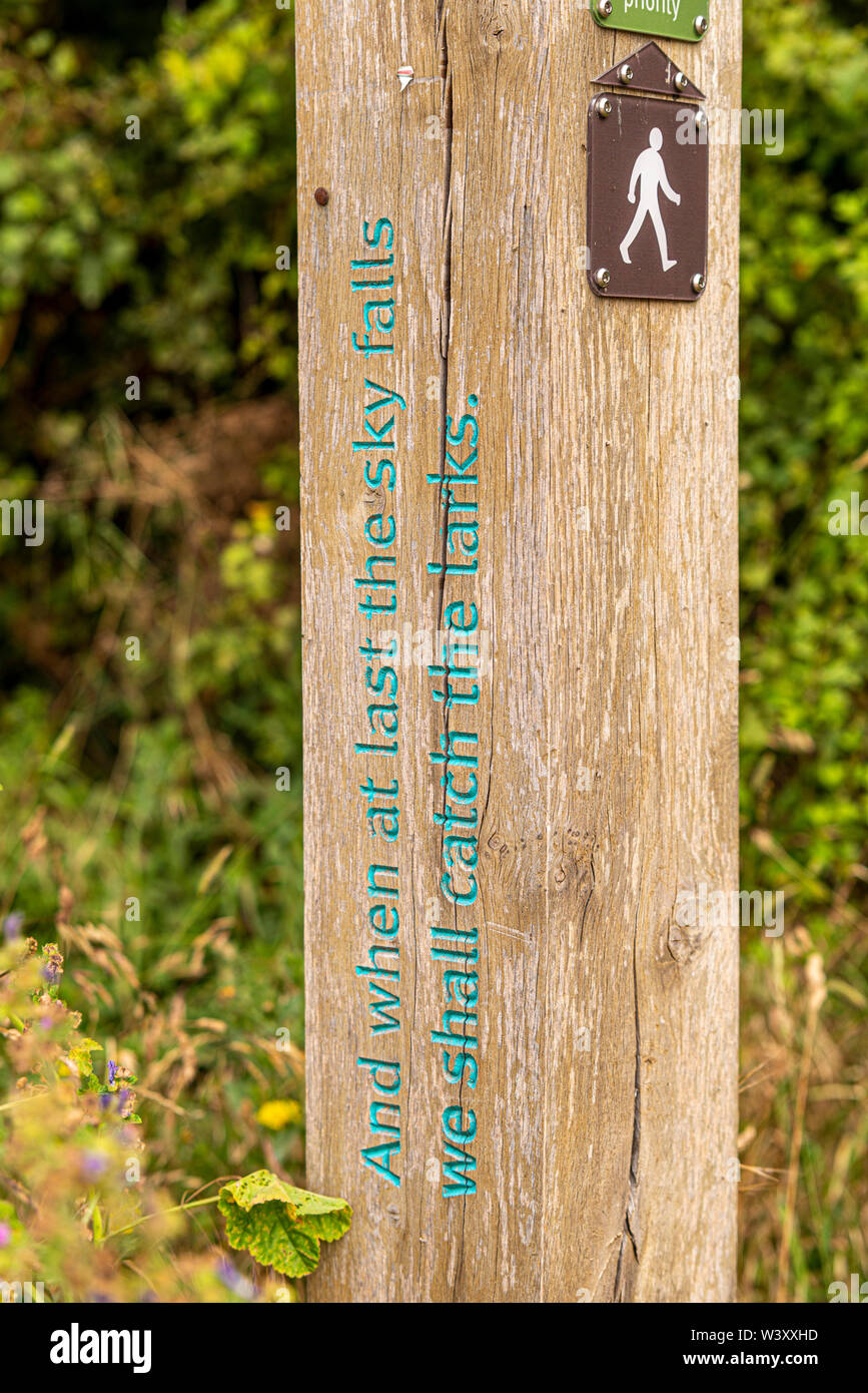 Wegpunkt marker Post mit Zitat und wenn endlich der Himmel fällt, werden wir die Lerchen. Sprichwort. Hadleigh Country Park, Essex, UK, Spaziergang Wegpunkt Stockfoto