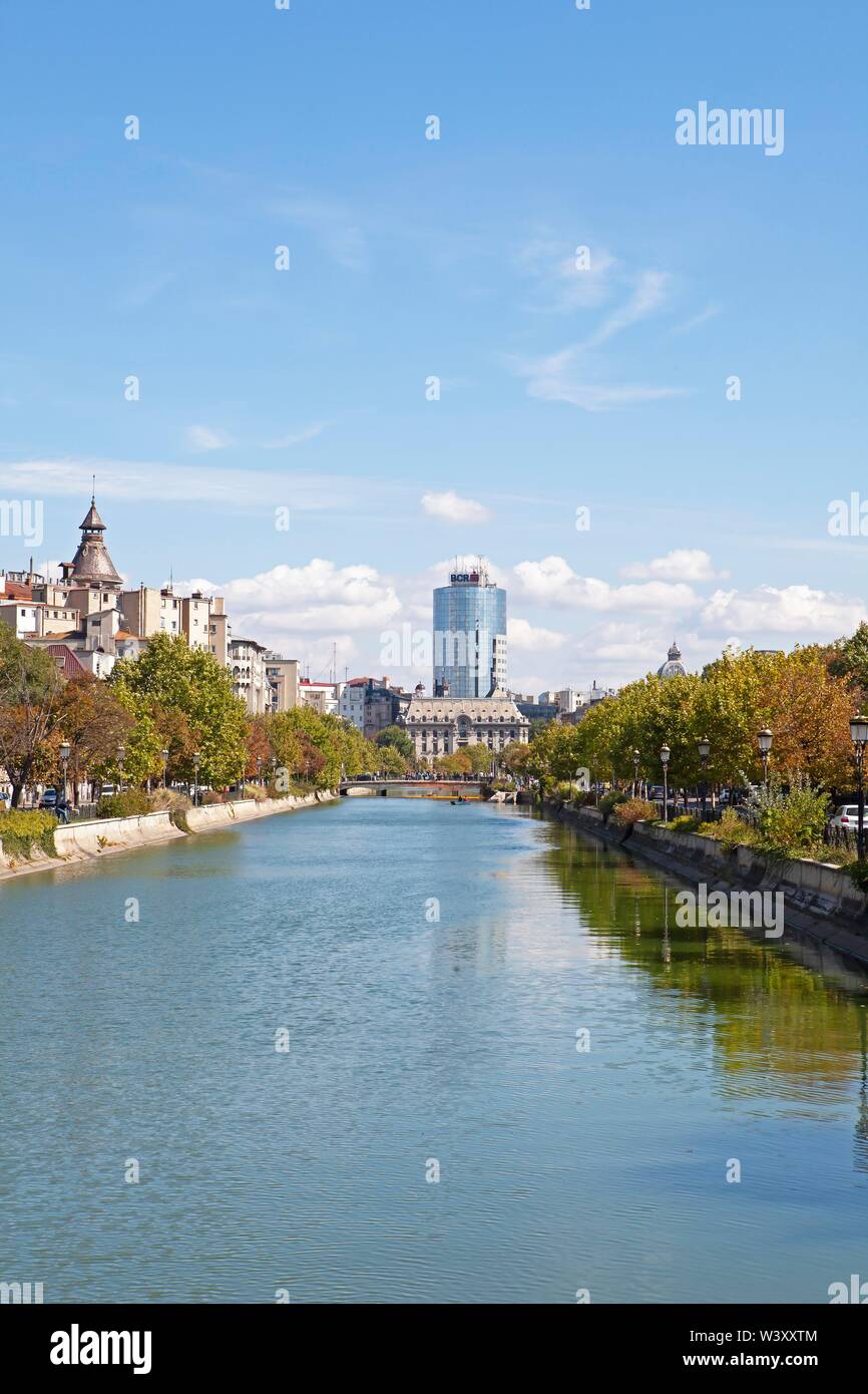 BCR Tower am Fluss Dambovita, Bukarest, Rumänien Stockfoto