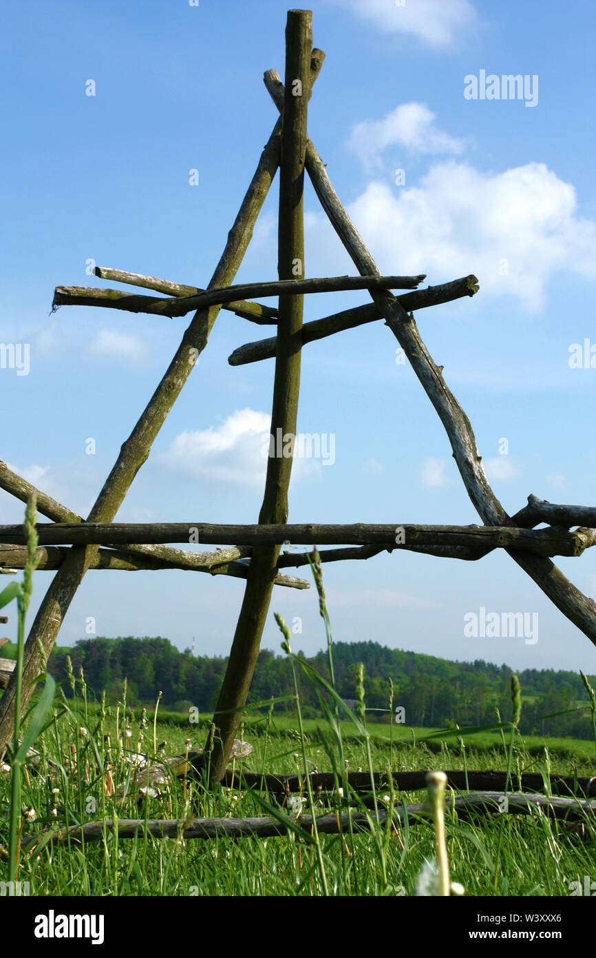 Ländliche Landschaft in Malopolska (Polen). Holz- bau für die Heilung von hay Stacks Stockfoto