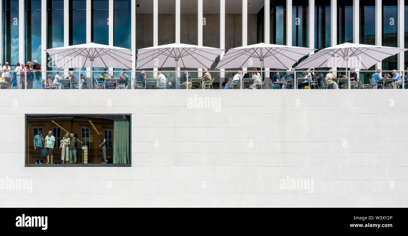 Fassade mit Cafe, James Simon Galerie, das Besucherzentrum der Berliner Museumsinsel, Berlin, Deutschland Stockfoto