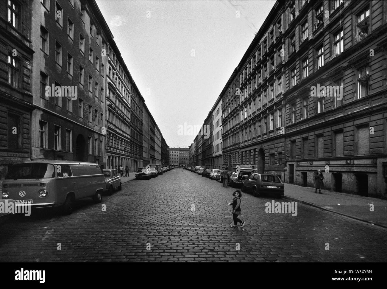Eingereicht - 01. Januar 1979, Berlin: Berliner Bezirke/Kreuzberg/1979 Kreuzberg, Sorauer Straße. Sehr früh Vermietung Kaserne aus der Zeit um 1860, nach Schinkel Designs. Kein Balkon, keine Bäume. Heute gibt es große Bäume, die Straße ist verkehrsberuhigte // Architektur/ Gründung Tage/Views*** sehr frühen Kasernen für Arbeitnehmer, ca. 1860. Nach einem Entwurf von Friedrich Schinkel. Keine Bäume, keine Balkonies. Heute sind hier viele Bäume, verkehrsberuhigte Straße. Foto: Paul Glaser/dpa-Zentralbild/ZB Stockfoto