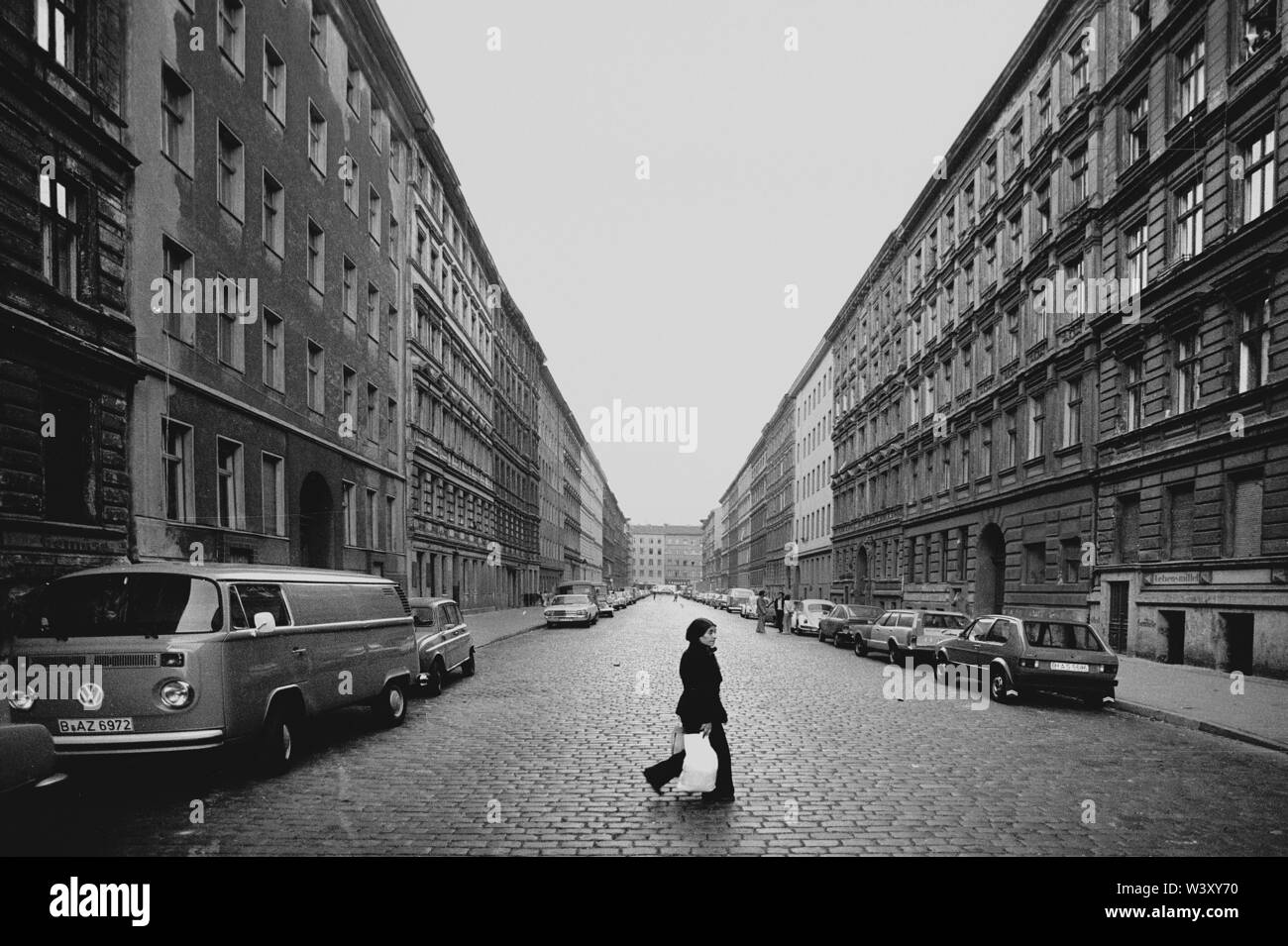 Eingereicht - 01. Januar 1979, Berlin: Berliner Bezirke/Kreuzberg/1979 Kreuzberg, Sorauer Straße. Sehr früh Vermietung Kaserne aus der Zeit um 1860, nach Schinkel Designs. Kein Balkon, keine Bäume. Heute gibt es große Bäume, die Straße ist verkehrsberuhigte // Architektur/ Gründung Tage/Views*** sehr frühen Kasernen für Arbeitnehmer, ca. 1860. Nach einem Entwurf von Friedrich Schinkel. Keine Bäume, keine Balkonies. Heute sind hier viele Bäume, verkehrsberuhigte Straße. Foto: Paul Glaser/dpa-Zentralbild/ZB Stockfoto