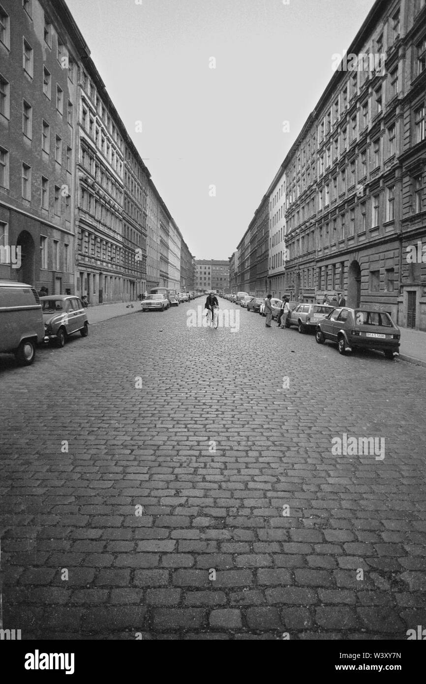 Eingereicht - 01. Januar 1979, Berlin: Berliner Bezirke/Kreuzberg/1979 Kreuzberg, Sorauer Straße. Sehr früh Vermietung Kaserne aus der Zeit um 1860, nach Schinkel Designs. Kein Balkon, keine Bäume. Heute gibt es große Bäume, die Straße ist verkehrsberuhigte // Architektur/ Gründung Tage/Views*** sehr frühen Kasernen für Arbeitnehmer, ca. 1860. Nach einem Entwurf von Friedrich Schinkel. Keine Bäume, keine Balkonies. Heute sind hier viele Bäume, verkehrsberuhigte Straße. Foto: Paul Glaser/dpa-Zentralbild/ZB Stockfoto