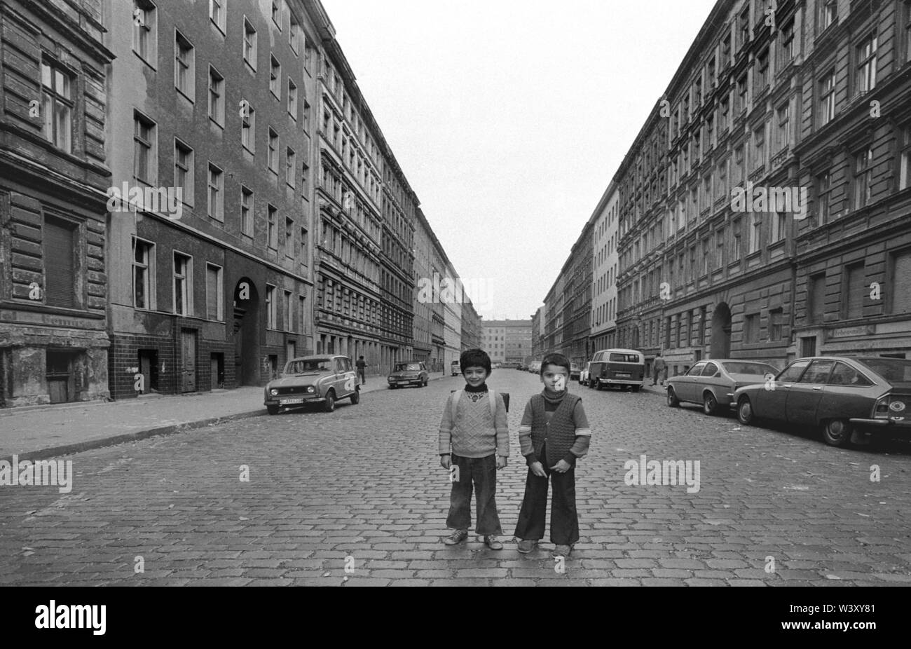 Eingereicht - 01. Januar 1979, Berlin: Berliner Bezirke/Kreuzberg/29.8.1979 Sorauer Straße, zwei türkische Jungen. Diese Nachbarschaft sollte eigentlich abgerissen werden. Nach vielen Unruhen es einem sanitären Bereich erklärt wurde. Heute ist die Haueser sind renoviert und Bäume stehen auf der Straße, der Verkehr beruhigt. Das Foto zeigt den sehr frühen Bau der Kaserne der Arbeiter in der Mitte des 19. Jahrhunderts: kein Balkon, kein Stuck, keine Bäume/-/Wohn-/Mieter/Stadtplanung/views/Ausländer/Türken Foto: Paul Glaser/dpa-Zentralbild/ZB Stockfoto