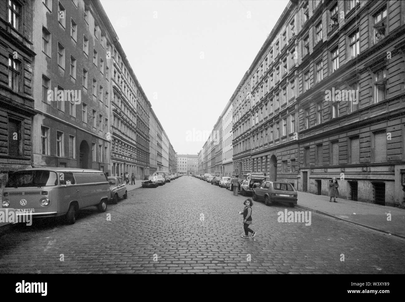 Eingereicht - 01. Januar 1979, Berlin: Berliner Bezirke/Kreuzberg/1979 Kreuzberg, Sorauer Straße. Sehr früh Vermietung Kaserne aus der Zeit um 1860, nach Schinkel Designs. Kein Balkon, keine Bäume. Heute gibt es große Bäume, die Straße ist verkehrsberuhigte // Architektur/ Gründung Tage/Views*** sehr frühen Kasernen für Arbeitnehmer, ca. 1860. Nach einem Entwurf von Friedrich Schinkel. Keine Bäume, keine Balkonies. Heute sind hier viele Bäume, verkehrsberuhigte Straße. Foto: Paul Glaser/dpa-Zentralbild/ZB Stockfoto