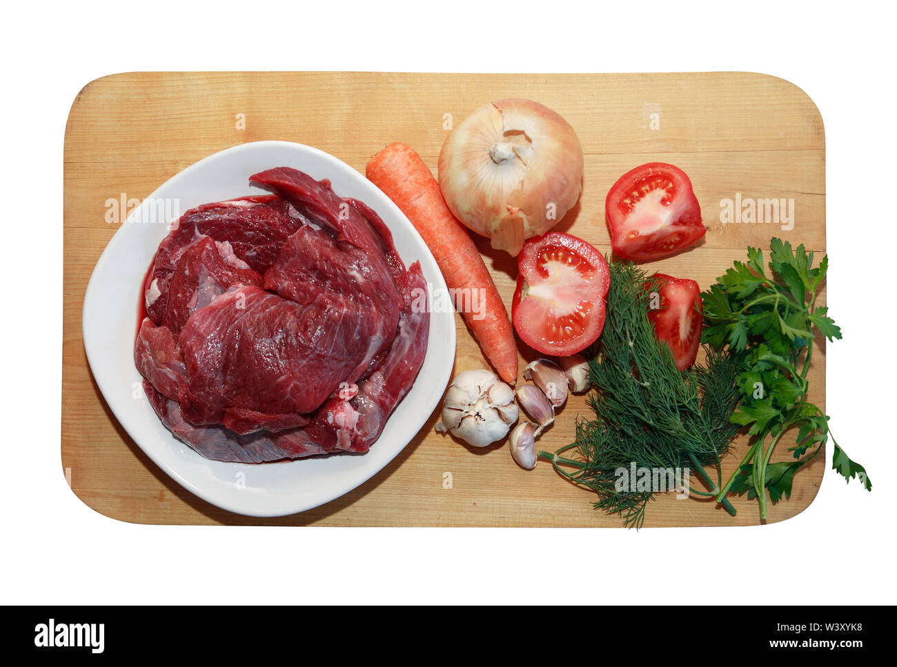 Teil von rohem Rindfleisch für das Kochen in der Nähe von Gemüse Stockfoto