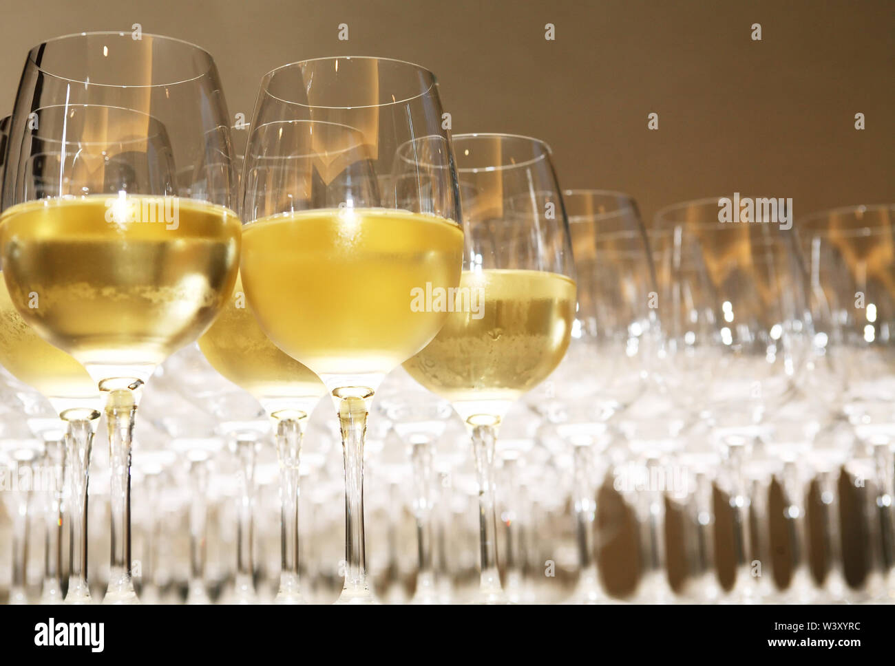 Cocktail Party. Counter Bar mit Weißwein für Unternehmen Stockfoto