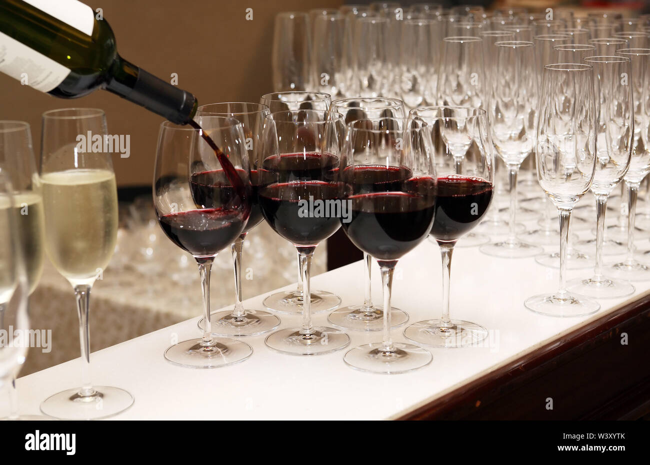 Cocktail Party. Counter Bar mit Rotwein für Unternehmen Stockfoto