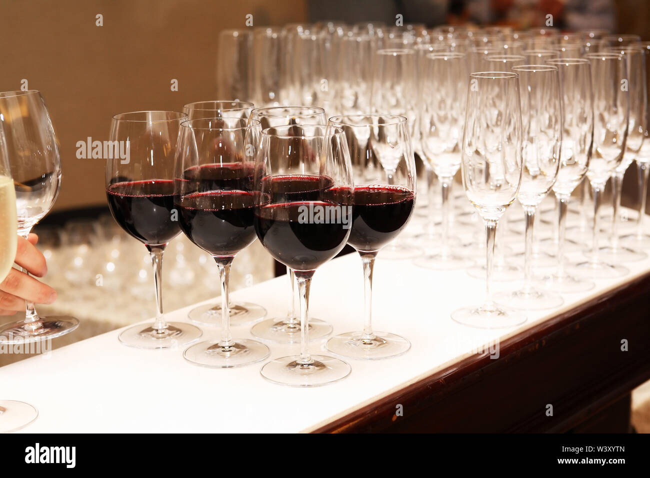 Cocktail Party. Counter Bar mit Rotwein für Unternehmen Stockfoto