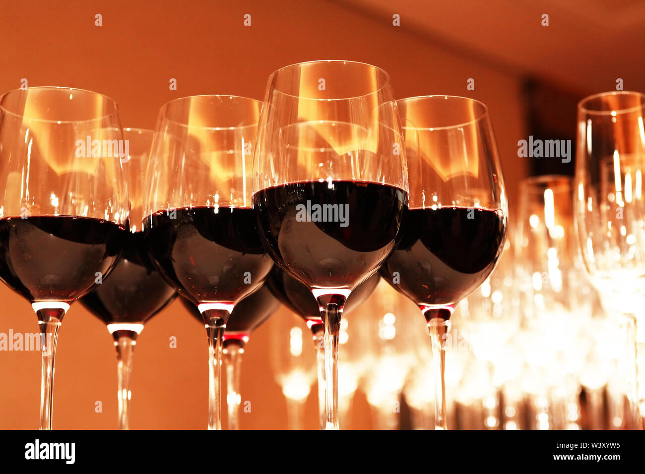 Cocktail Party. Counter Bar mit Rotwein für Unternehmen Stockfoto