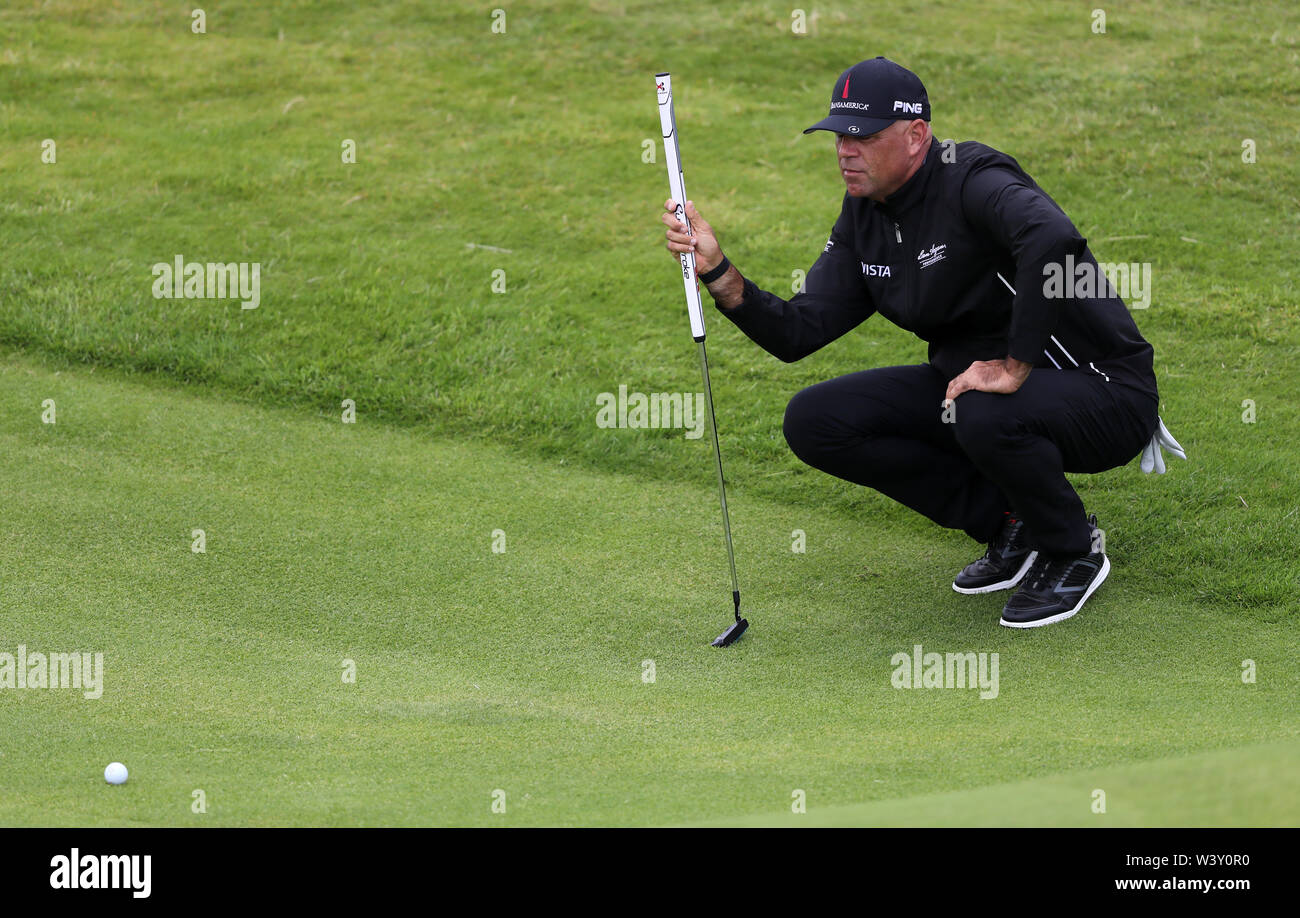 Die USA Stewart Cink im 4. Grün während des Tages eine der Open Championship 2019 im Royal Portrush Golf Club. Stockfoto