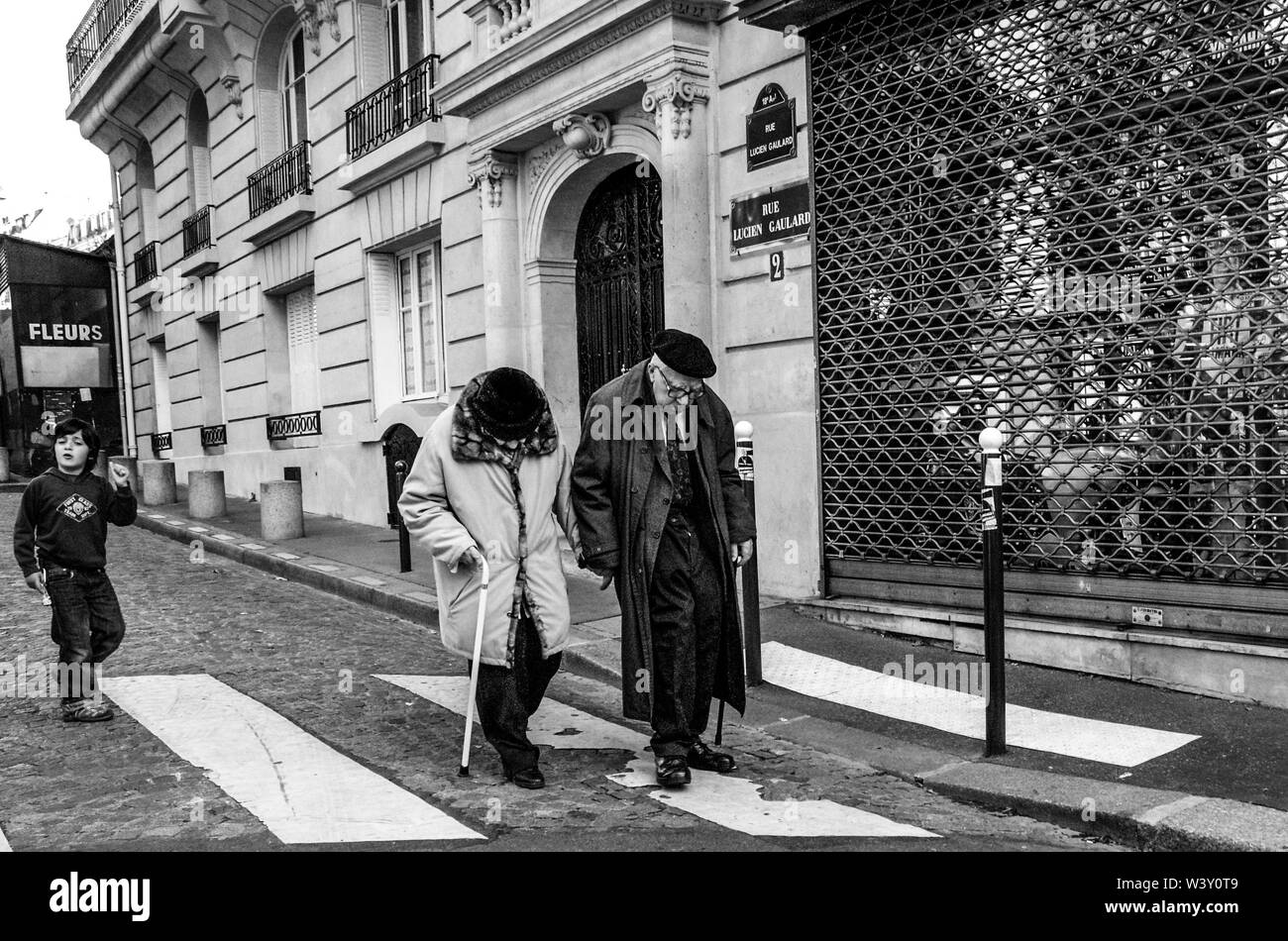 PARIS - ein altes Ehepaar ZU FUSS AUF DER STRASSE - UN-PAAR AGÉS MARCHAND DE PERSONNES dans la rue - PARIS STREET FOTOGRAFIE - PARISER MENSCHEN © Frédéric BEAUMONT Stockfoto