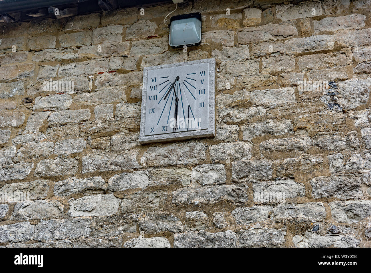 Blick auf eine Sonnenuhr in Cobham Dorf, Kent, Großbritannien Stockfoto