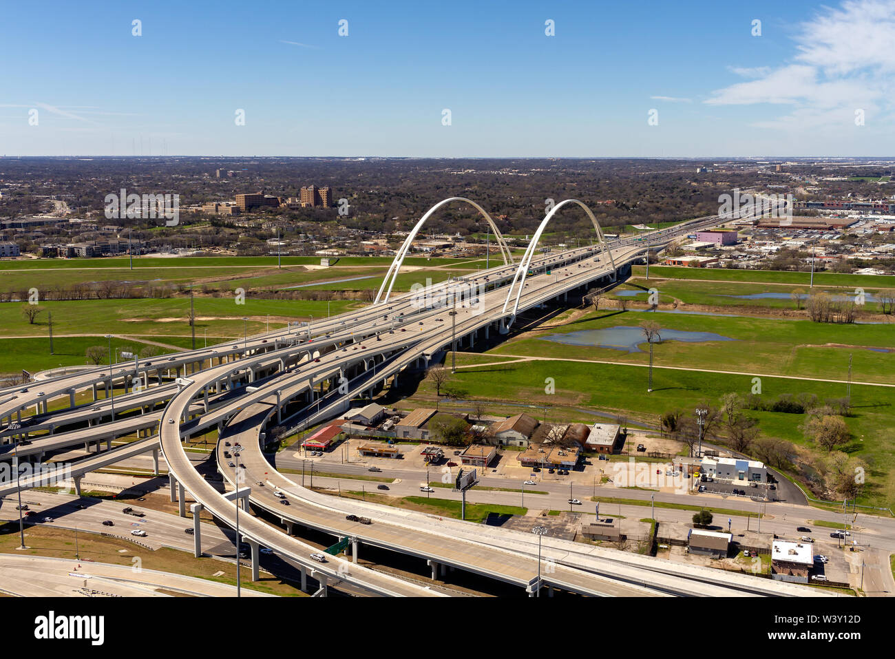 Dallas, Texas skyline Stadtbild massiven Bau von Autobahnen und Überführungen Verkehrsinfrastruktur. Stockfoto
