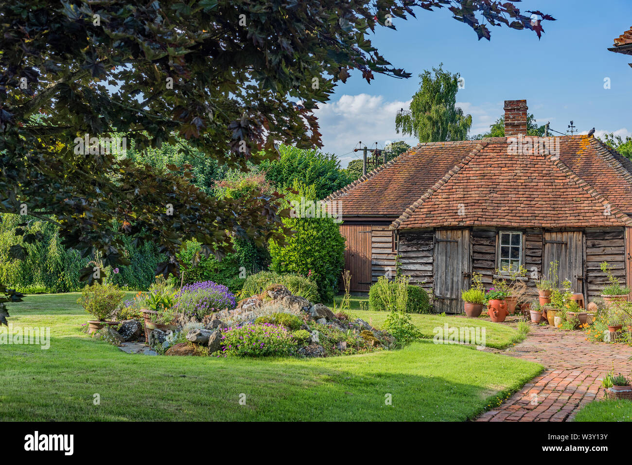 Haus und Garten in Cobham Village, Großbritannien Stockfoto