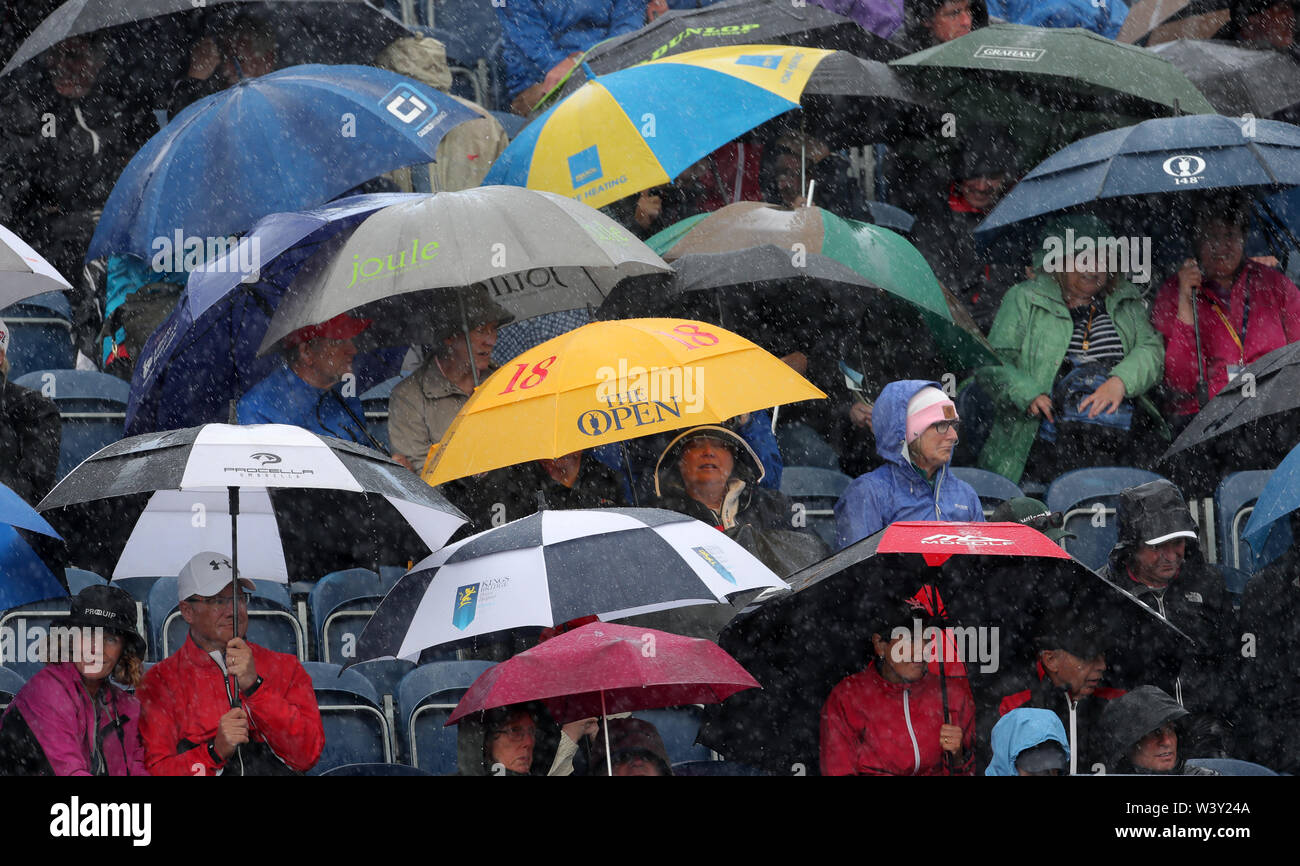 Zuschauer Unterschlupf vor dem Regen während des Tages eine der Open Championship 2019 im Royal Portrush Golf Club. Stockfoto
