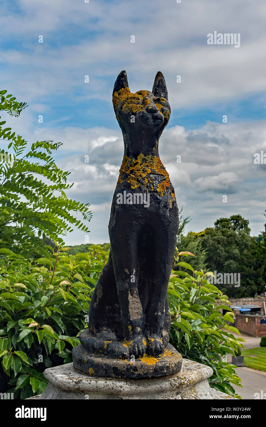 Cat Statue in Cobham Hall, Kent, Großbritannien - Ansichten Stockfoto