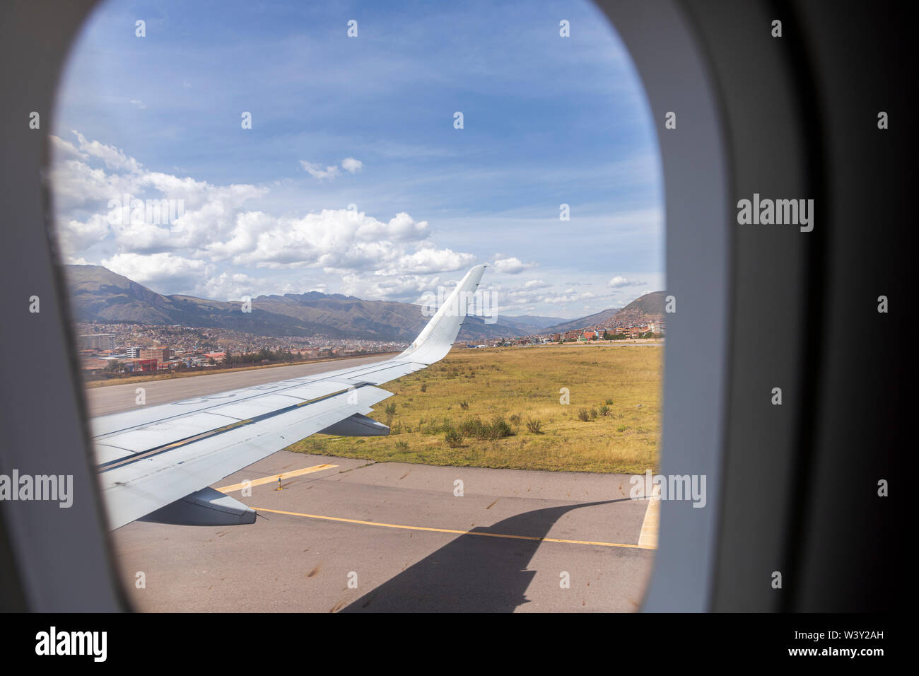 Flughafen Cusco und Start- und Landebahn aus dem Inneren der Kabine eines Passagierflugzeuges, Peru, Südamerika Stockfoto