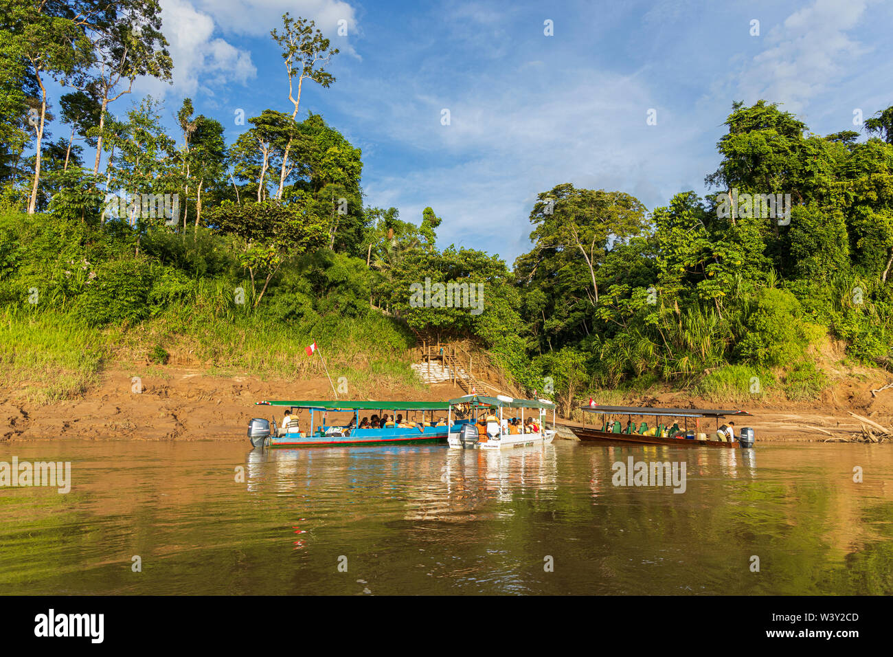 Touristen mit dem Boot auf dem Fluss Tambopata in Amazonien von Peru Reisen, Südamerika Stockfoto