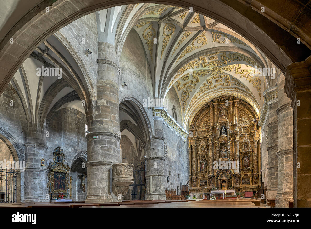 Kirche von San Martín mit einem großen zentralen Kirchenschiff und seiner barocken Altarbild von der Figur des Bischofs von Tours in Briviesca, Burgos, Spanien unter dem Vorsitz Stockfoto