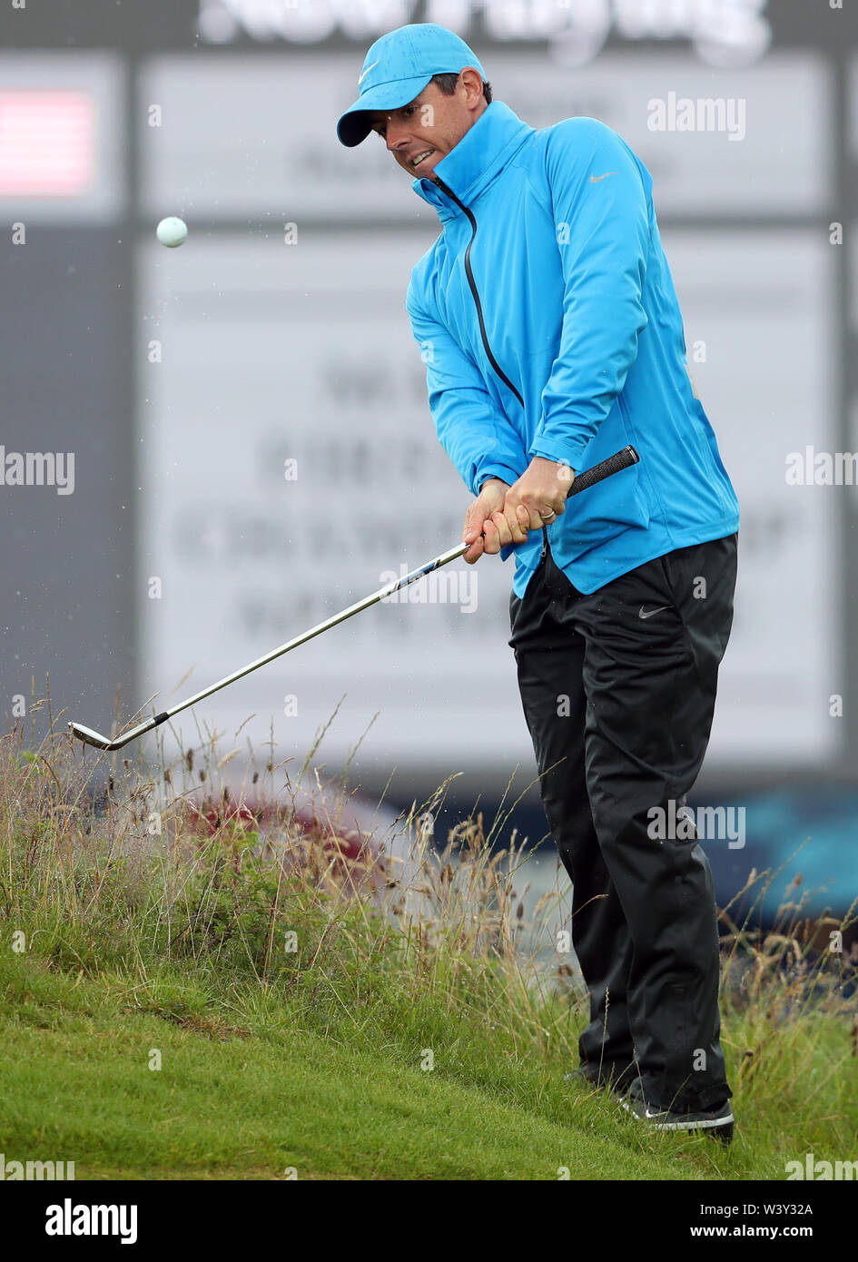 Von Nordirland Rory McIlroy Chips vom rauhen während des Tages eine der Open Championship 2019 im Royal Portrush Golf Club. Stockfoto