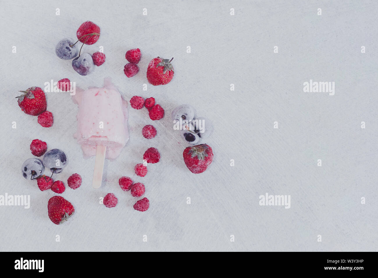 Hausgemachte berry Ice Cream auf Marmor Hintergrund Stockfoto