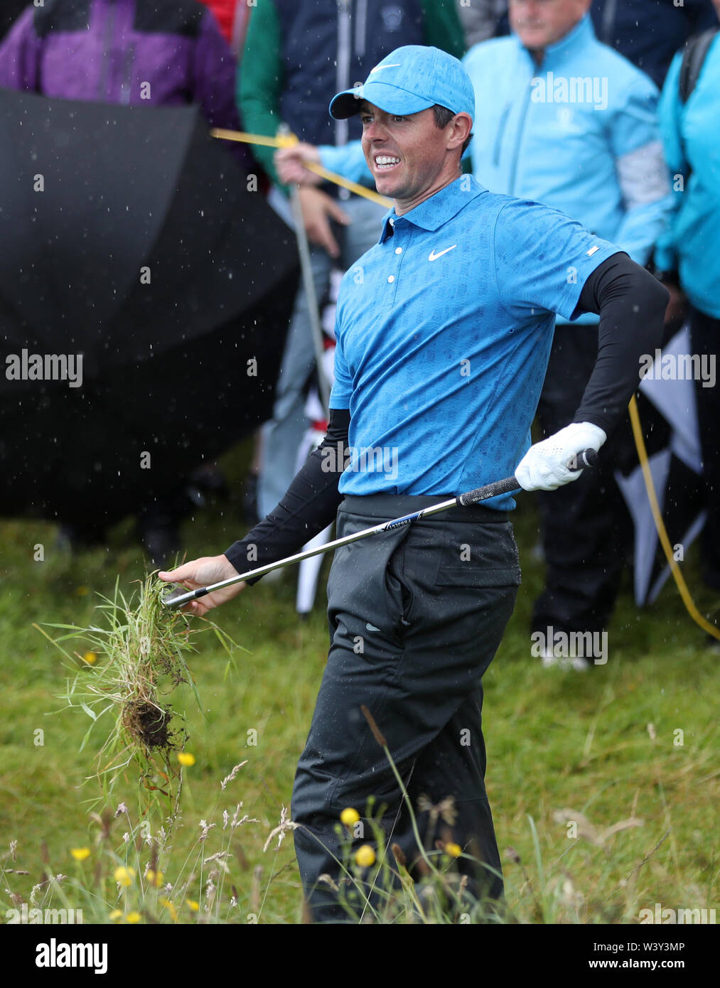 Von Nordirland Rory McIlroy im rauhen auf dem 12. Tag eines der Open Championship 2019 im Royal Portrush Golf Club. Stockfoto