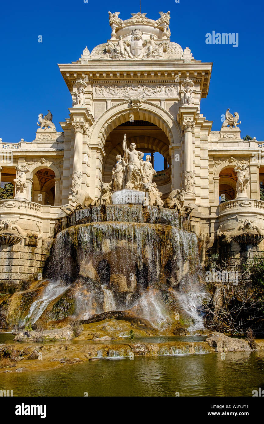 Marseille, Frankreich, März 2019, Brunnen, bekannt als „Wasserburg“, und Skulpturen von vier großen Stieren und drei Frauen im Palais Longchamp. Stockfoto