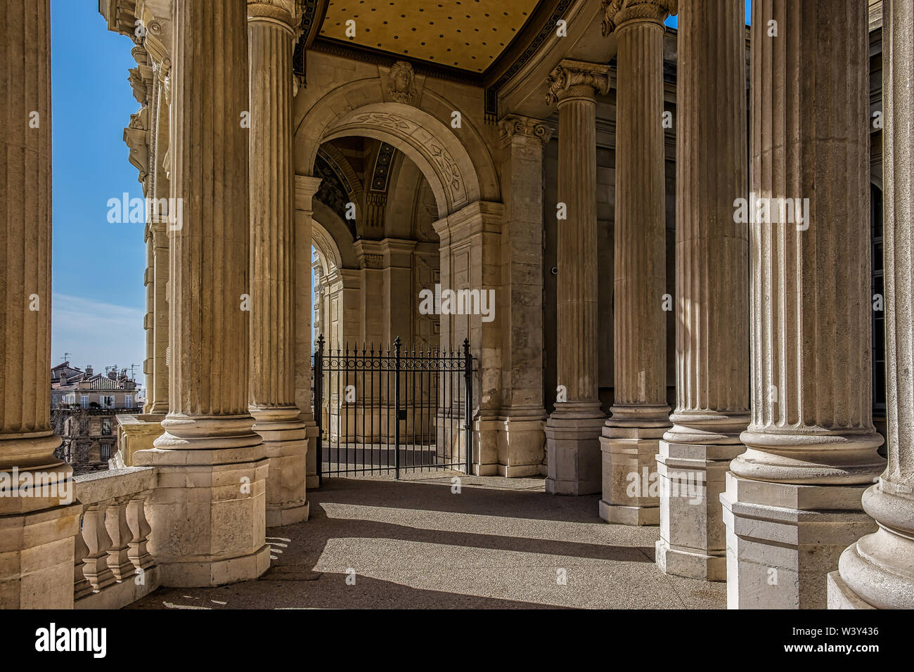 Marseille, Frankreich, März 2019, Blick auf die Säulen des Palais Longchamp. Es beherbergt das Musée des beaux-Arts und das Musée d'histoire naturelle Stockfoto