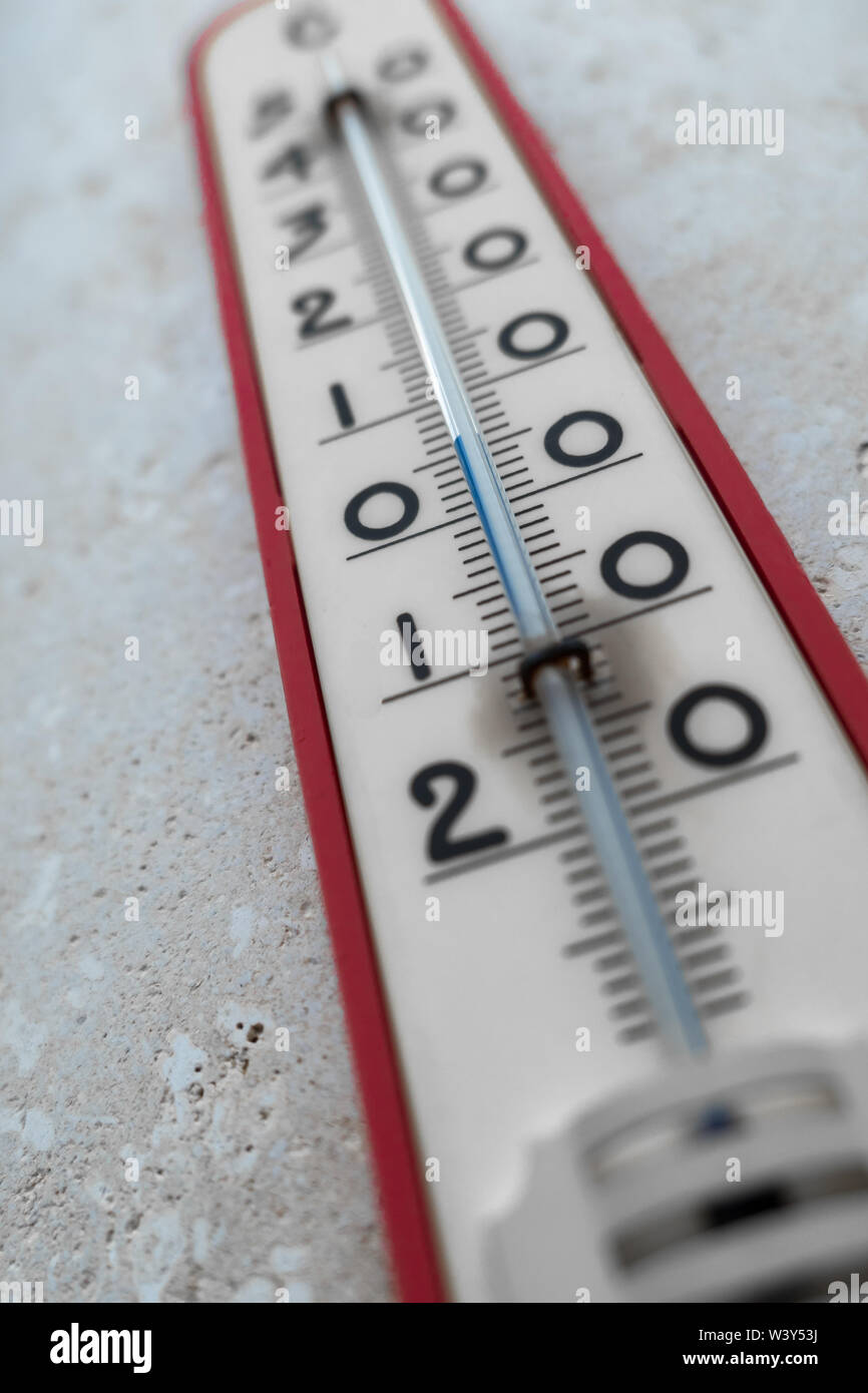 In der Nähe von großen externen Thermometer an einer Wand. Selektive konzentrieren. Stockfoto