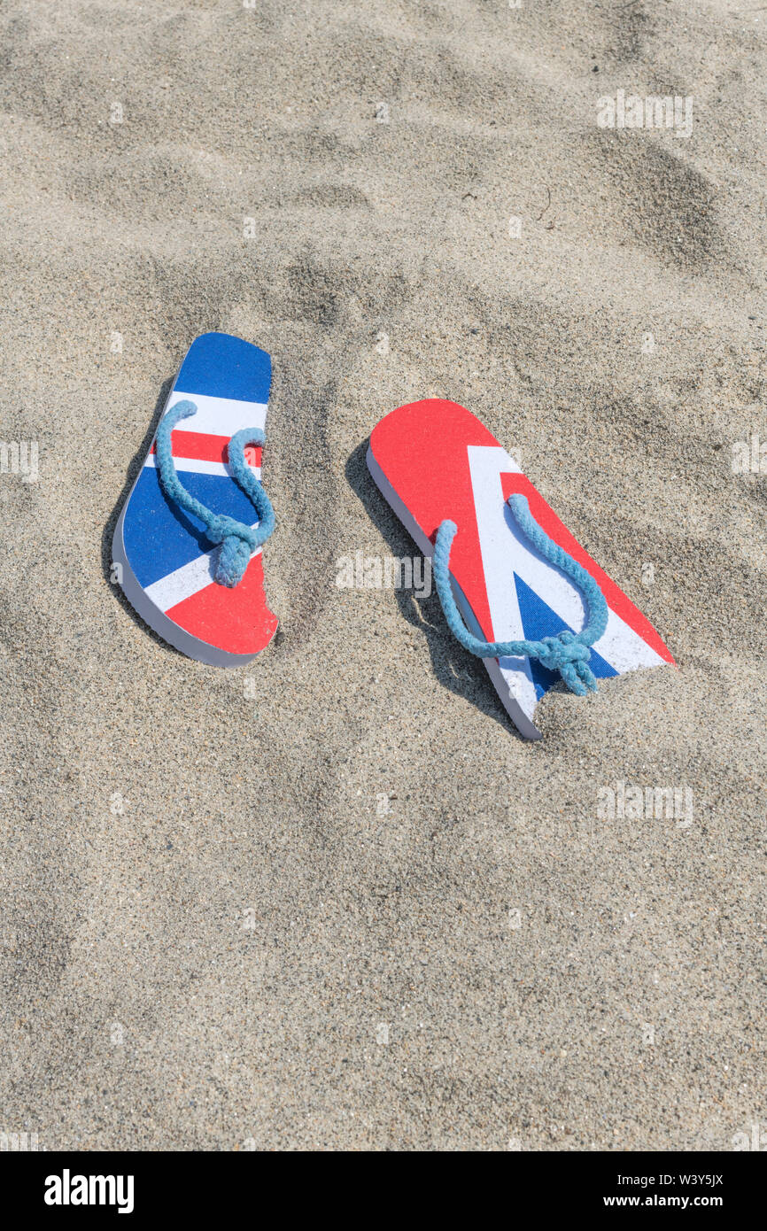 Flipflops Mit Gb Flagge Union Jack Am Sandstrand Fur 2021 Aufenthalte In Grossbritannien Urlaub Zu Hause Aufenthalt In Cornwall Badeurlaub Flip Flop Schuhe Stockfotografie Alamy