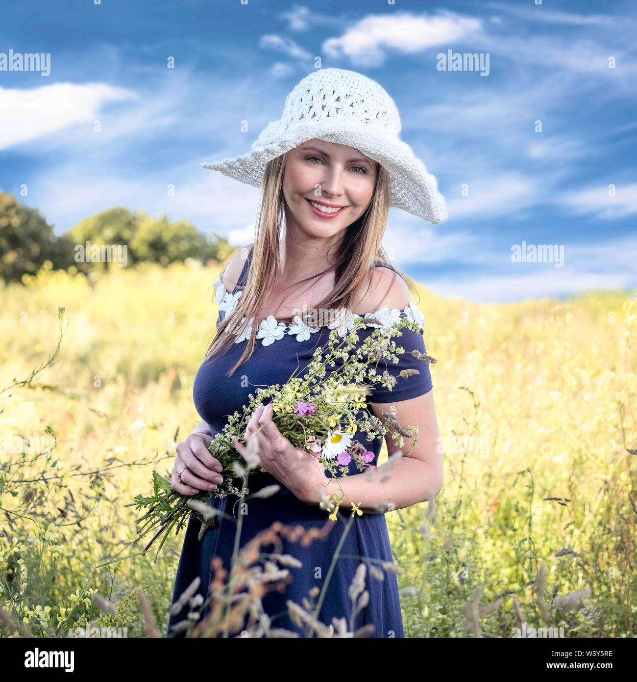 Lifestyle Umwelt portrait. Lettische Modell mit Blumen. Stockfoto