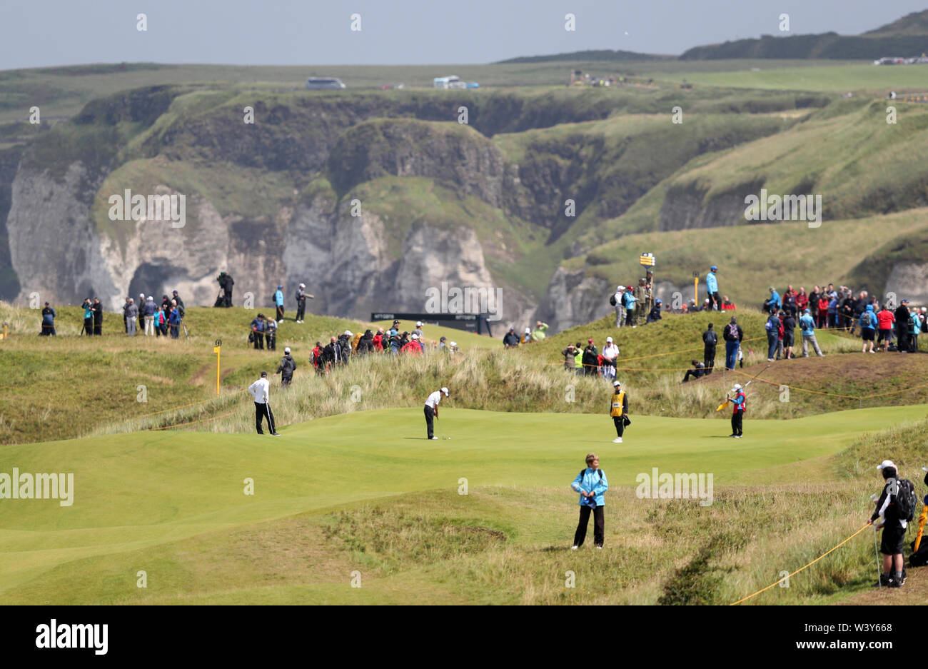 Eine Ansicht der Golfspieler auf dem 8. Grün während des Tages eine der Open Championship 2019 im Royal Portrush Golf Club. Stockfoto