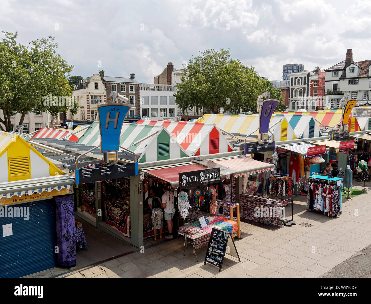 Blick über die permanente Markt im Zentrum von Norwich, Norfolk, der größte Markt im Freien in England. Stockfoto