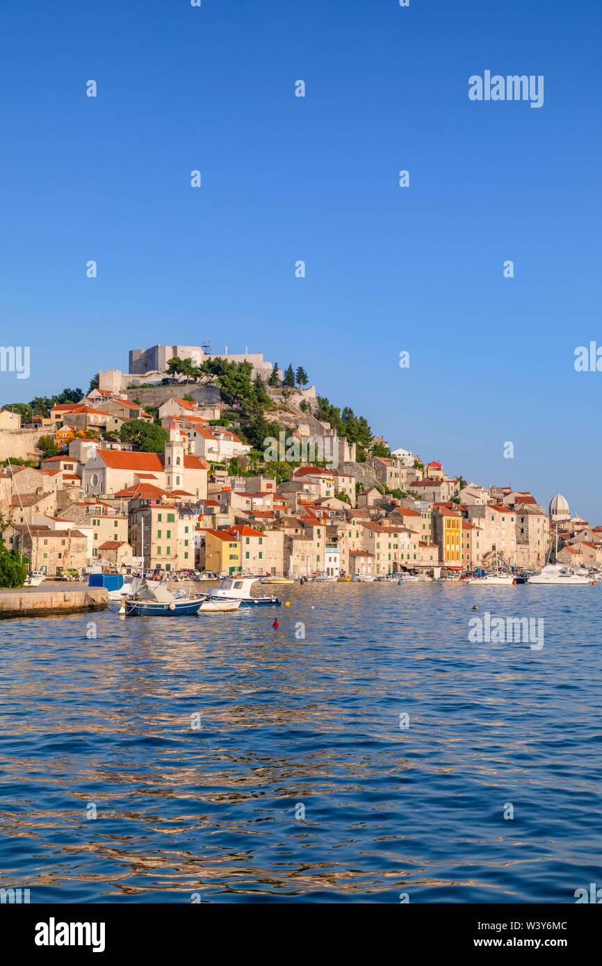 St. Michael's Festung und Sibenik Hafen, Sibenik, Dalmatien, Kroatien, Europa Stockfoto