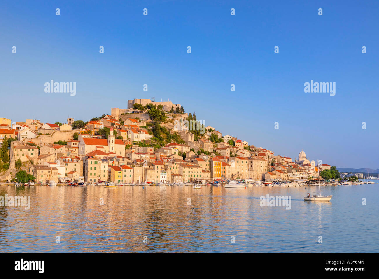 St. Michael's Festung und Sibenik Hafen, Sibenik, Dalmatien, Kroatien, Europa Stockfoto