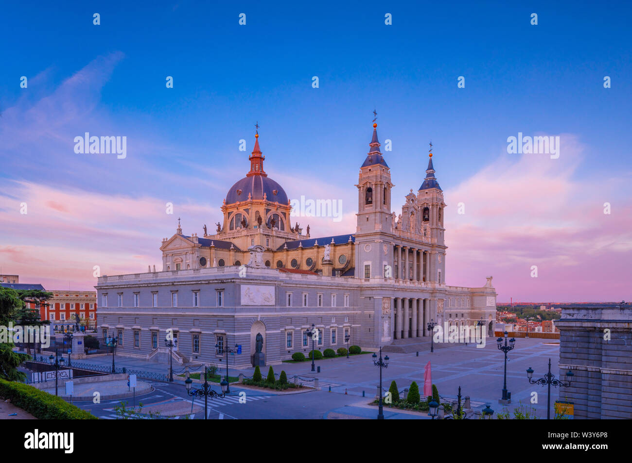 Die Außenseite des Almudena Kathedrale, Madrid, Spanien Stockfoto