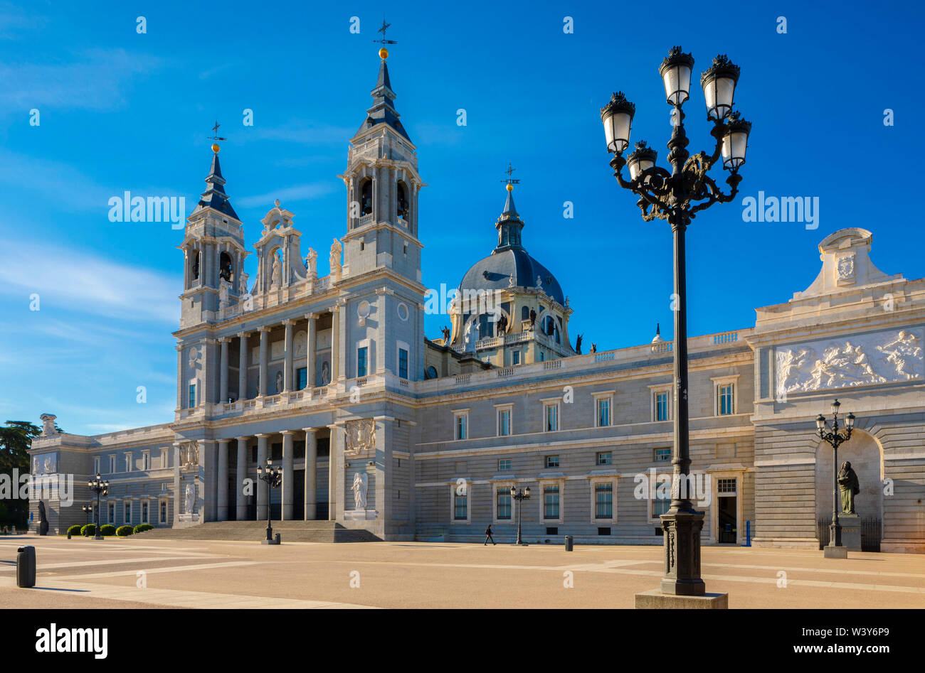 Die Außenseite des Almudena Kathedrale, Madrid, Spanien Stockfoto