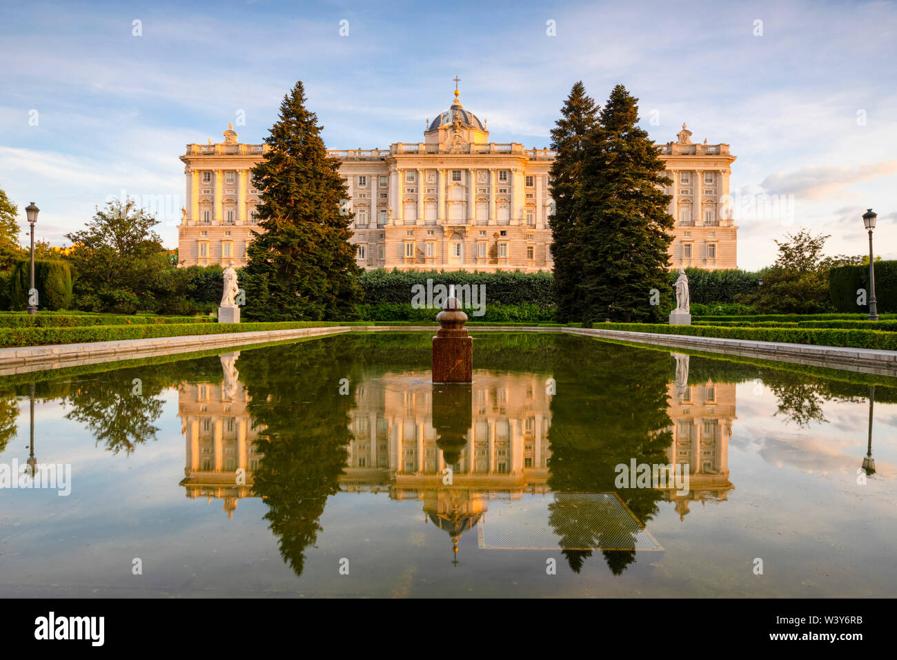 Das Äußere des Königlichen Palast aus dem Sabatini Gärten, Madrid, Spanien Stockfoto