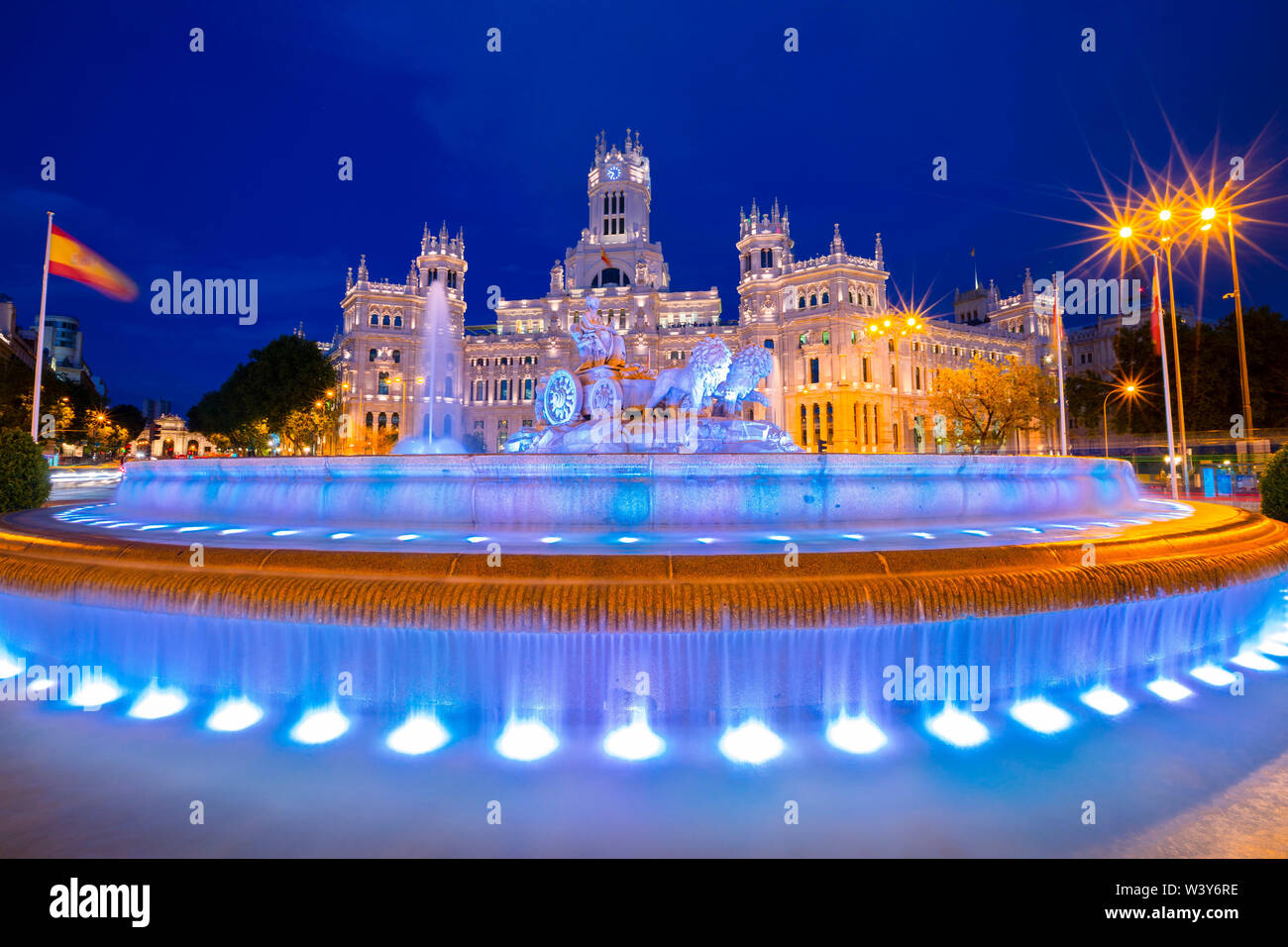 Cybele Palast und Cybele Brunnen bei Dämmerung, Madrid, Spanien Stockfoto