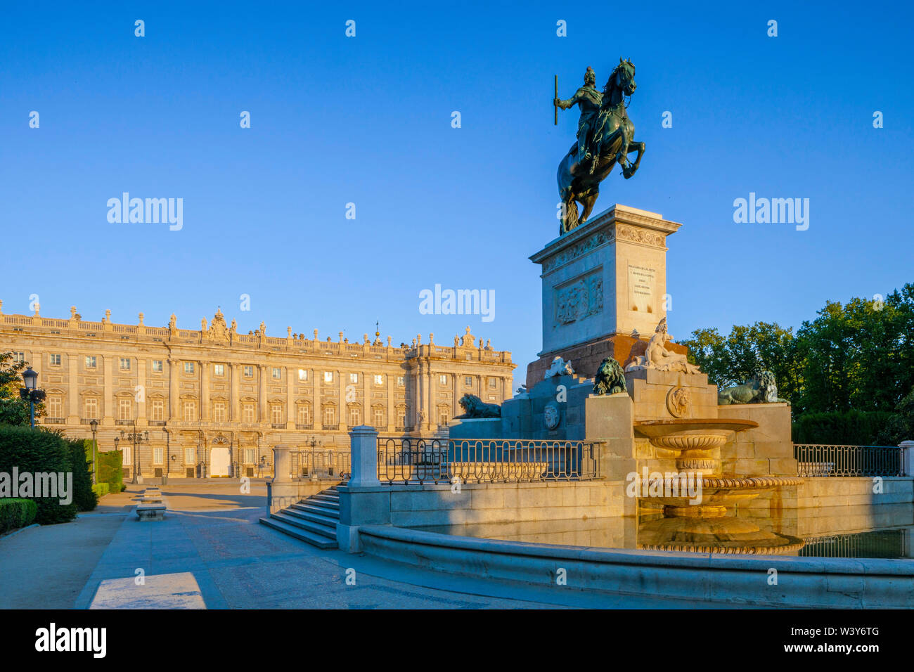 Denkmal für Philip lV in der Plaza de Oriente, Madrid, Spanien Stockfoto