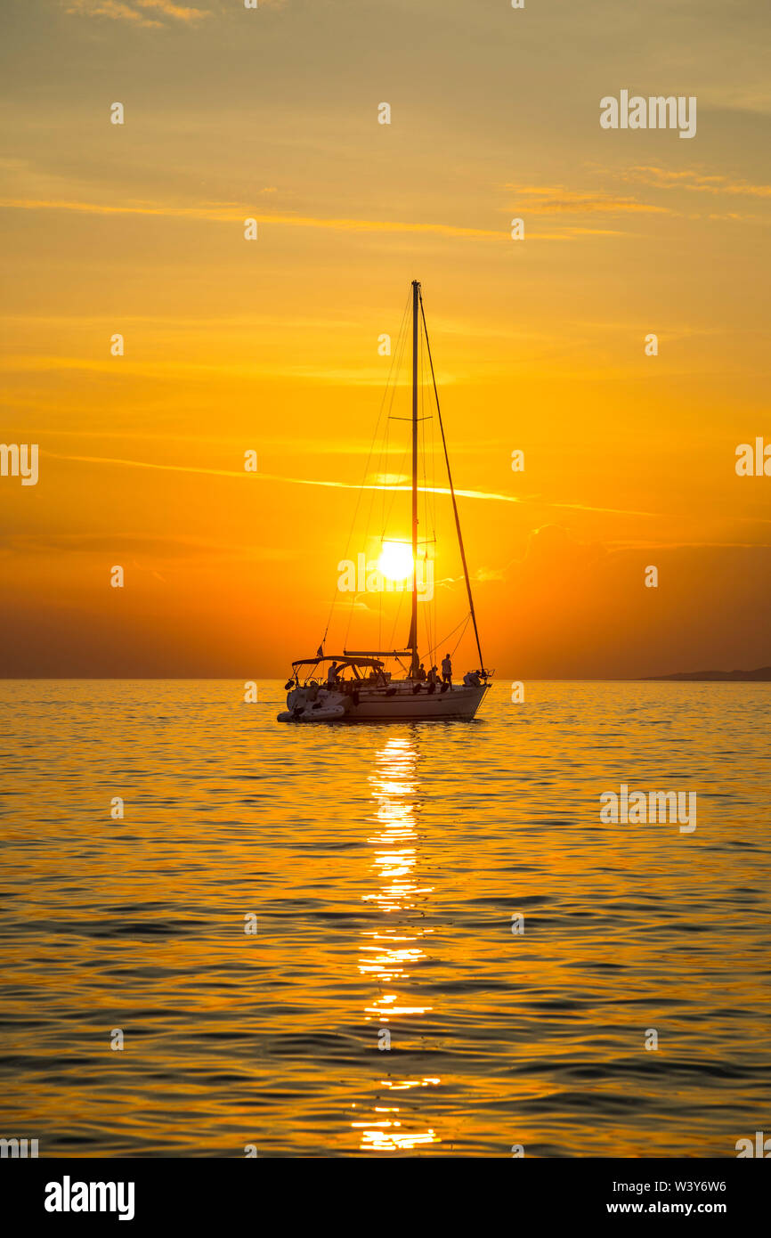Segelboot bei Sonnenuntergang, Mykonos Stadt, Mykonos, Kykladen, Griechenland Stockfoto