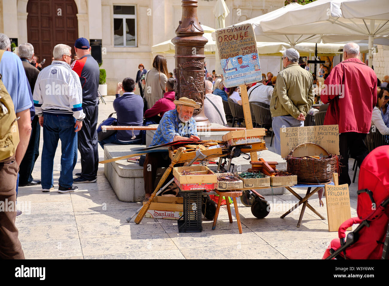 Zadar, Kroatien: Lokaler Mann in City Square Malerei. Verkauft Ergebnisse Besucher als bleibende Erinnerung. Stockfoto
