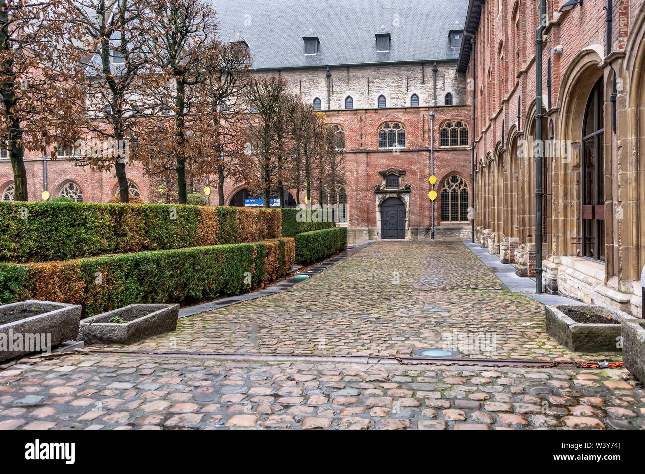 Innenhof des ehemaligen Dominikanischen friary, der wunderschön restauriert wurde und nun gehört zu der Universität Gent. Stockfoto